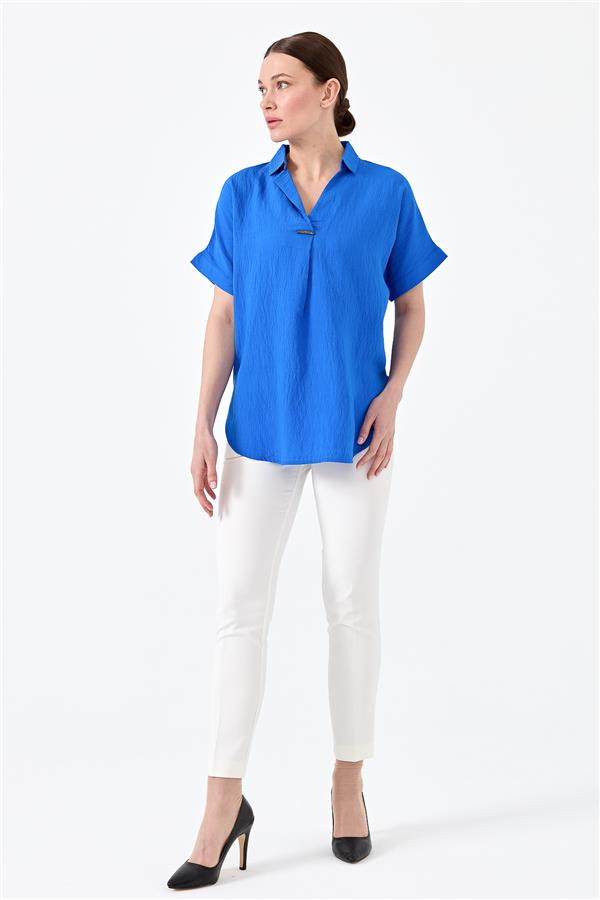 Женская хлопковая футболка с рубашечным вырезом и пряжкой ярко синяя