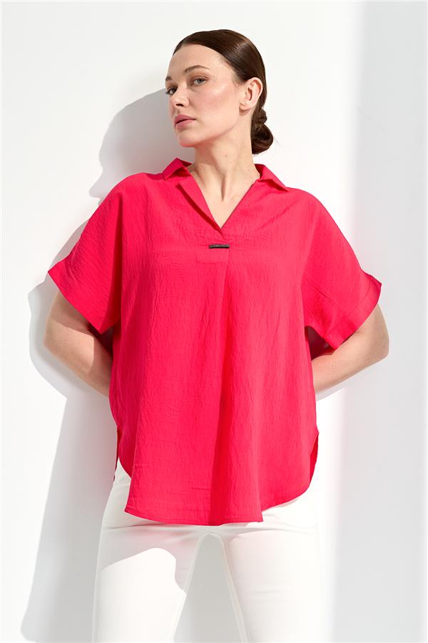 Женская хлопковая футболка с рубашечным вырезом и пряжкой фуксия
