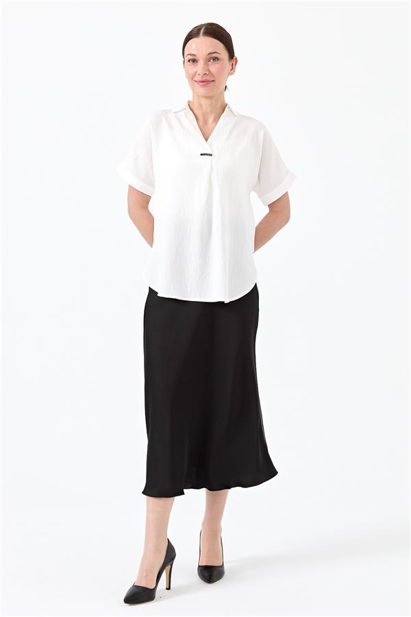 Женская хлопковая футболка с рубашечным вырезом и пряжкой молочная