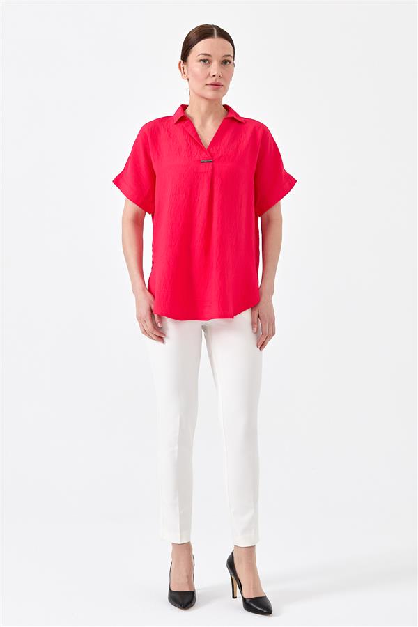 Женская хлопковая футболка с рубашечным вырезом и пряжкой фуксия