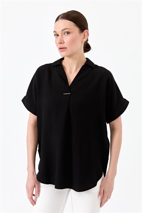 Женская хлопковая футболка с рубашечным вырезом и пряжкой черная