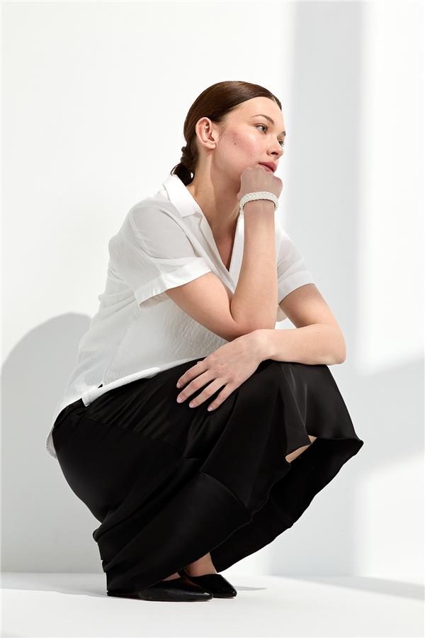 Женская хлопковая футболка с рубашечным вырезом и пряжкой молочная