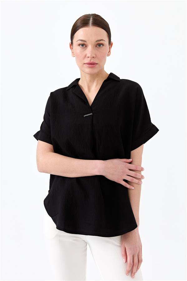 Женская хлопковая футболка с рубашечным вырезом и пряжкой черная