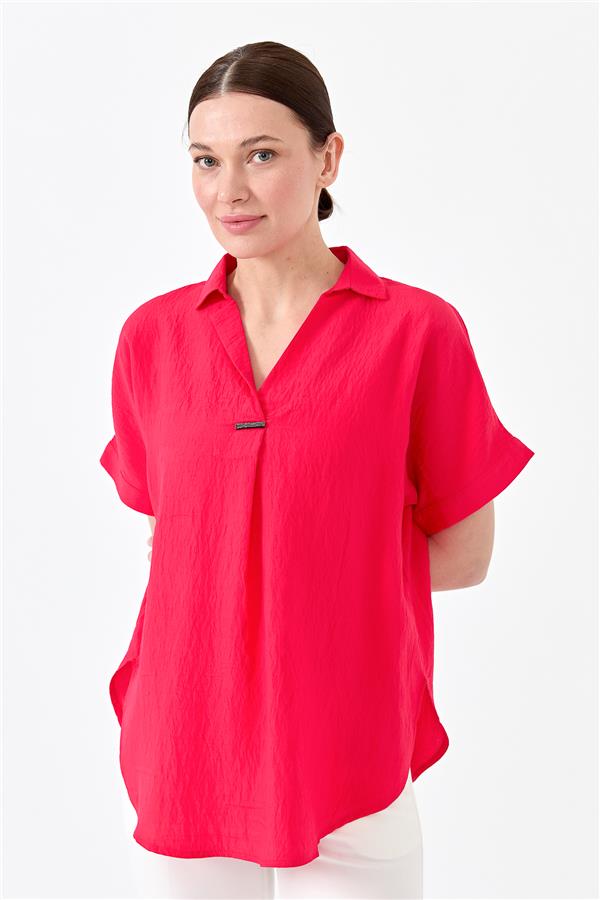 Женская хлопковая футболка с рубашечным вырезом и пряжкой фуксия