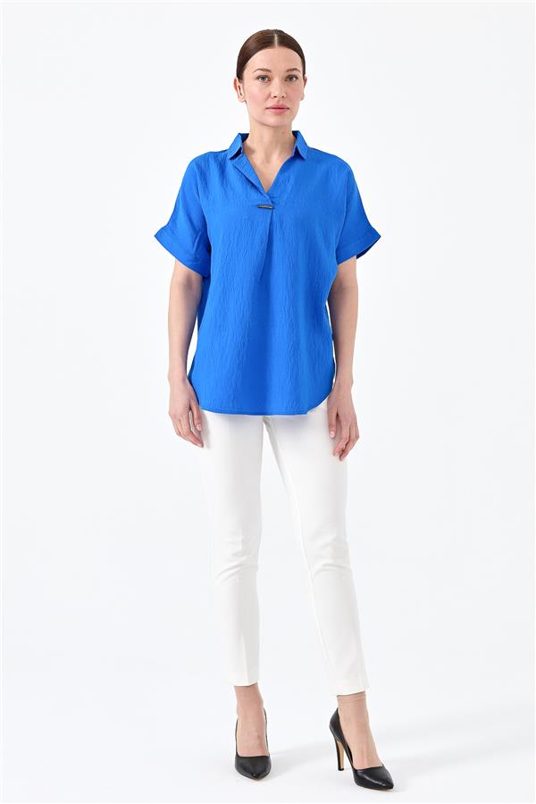 Женская хлопковая футболка с рубашечным вырезом и пряжкой ярко синяя