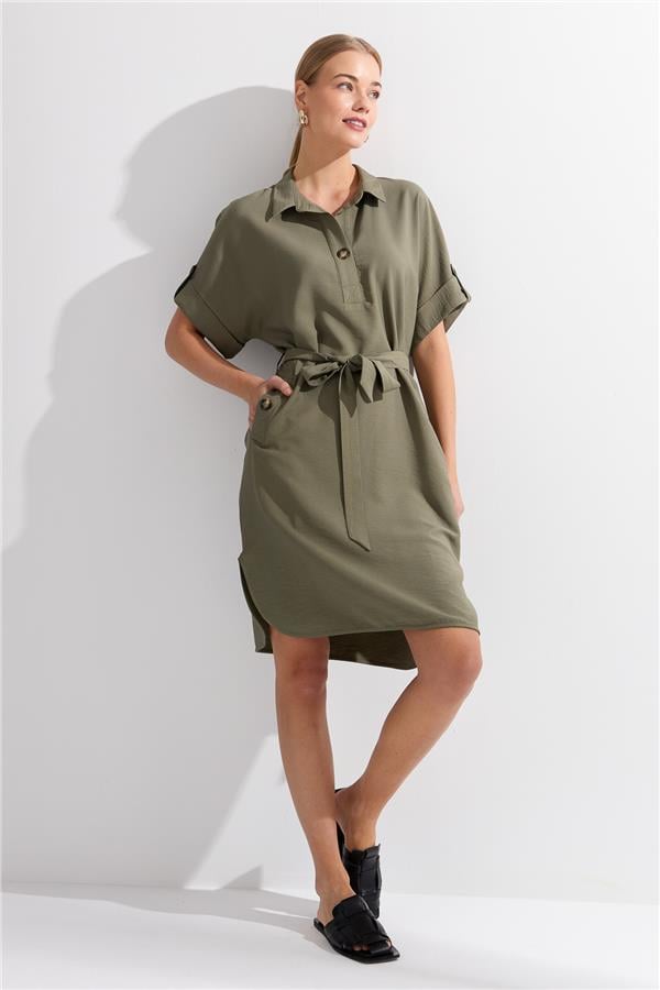 Женское платье с рубашечным воротником и карманами на пуговицах цвета хаки