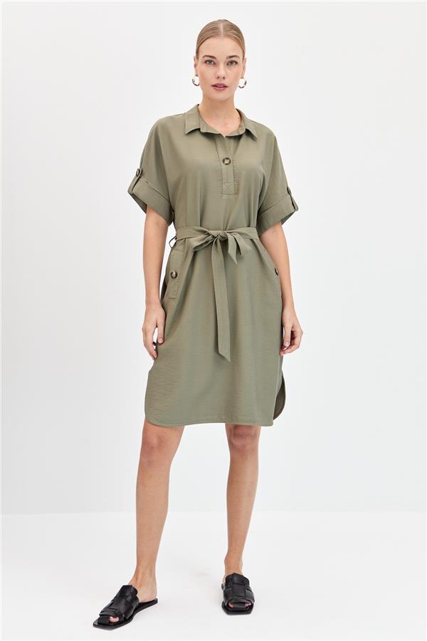 Женское платье с рубашечным воротником и карманами на пуговицах цвета хаки