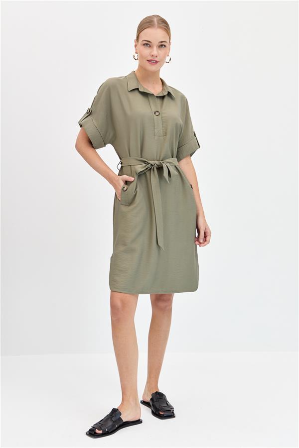 Женское платье с рубашечным воротником и карманами на пуговицах цвета хаки