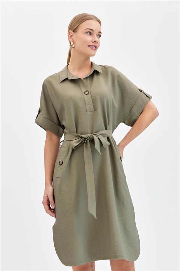 Женское платье с рубашечным воротником и карманами на пуговицах цвета хаки