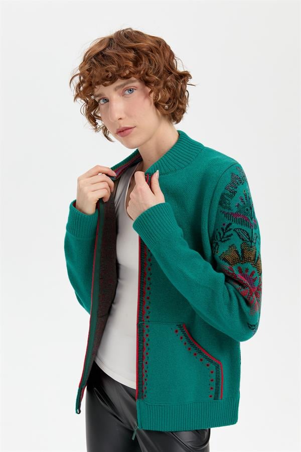 Kadın Hakim Yaka Arkası ve Kolu Çiçek Desenli Yün Ceket A.Ö.Başı