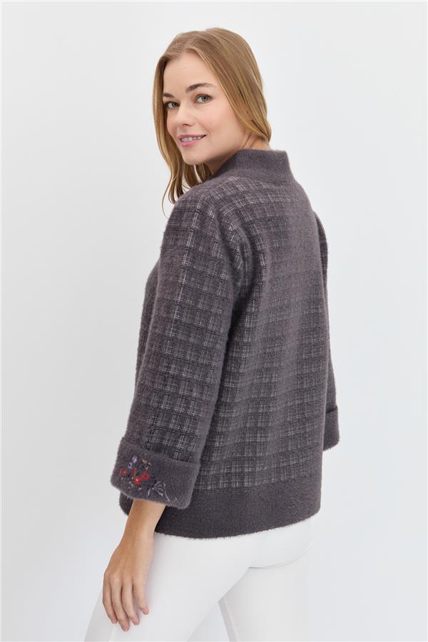 Женская куртка на пуговицах с воротником-судьей