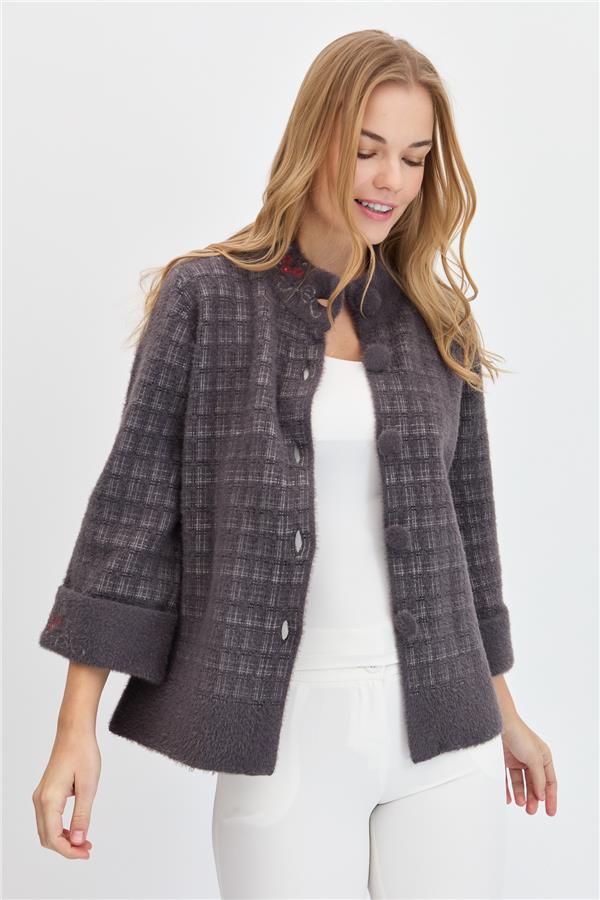 Женская куртка на пуговицах с воротником-судьей