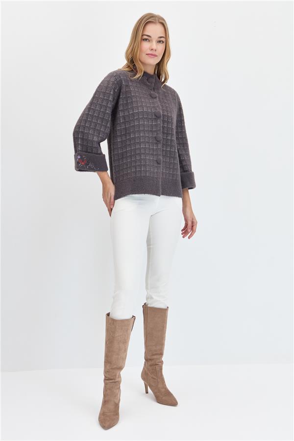 Женская куртка на пуговицах с воротником-судьей