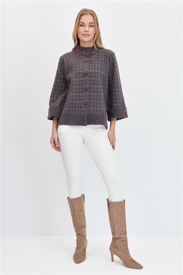 Женская куртка на пуговицах с воротником-судьей