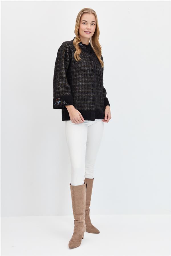 Женская куртка на пуговицах с воротником-судьей