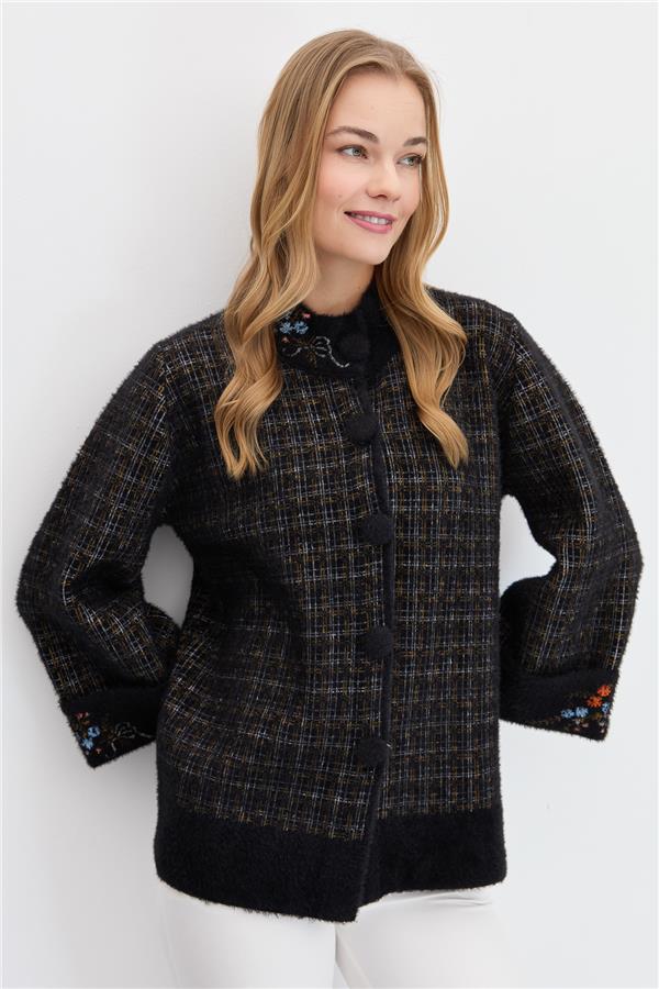 Женская куртка на пуговицах с воротником-судьей