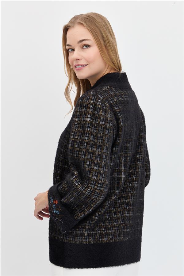 Женская куртка на пуговицах с воротником-судьей