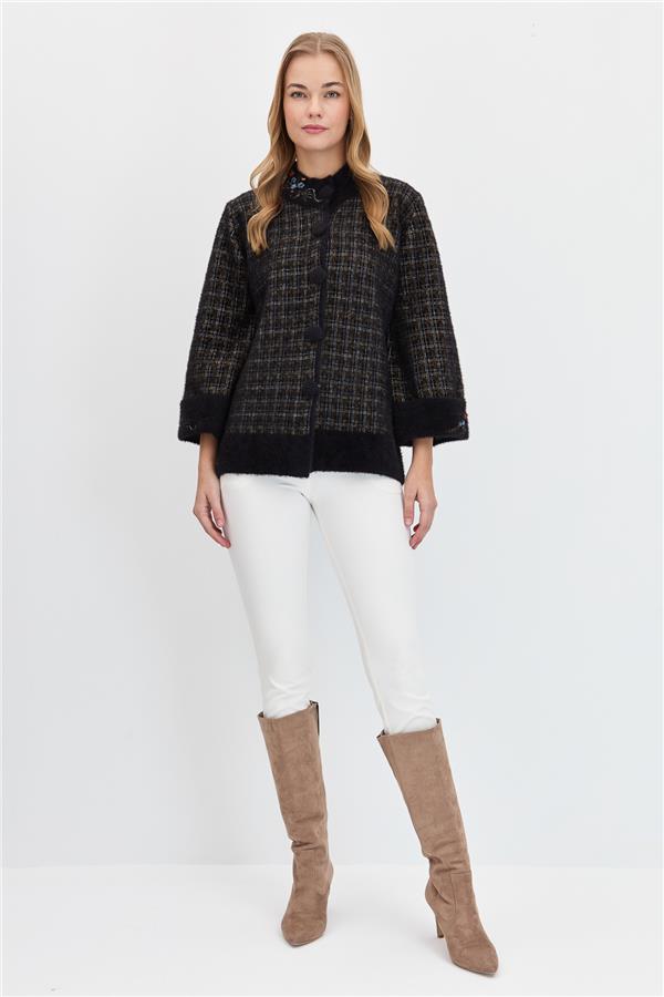 Женская куртка на пуговицах с воротником-судьей