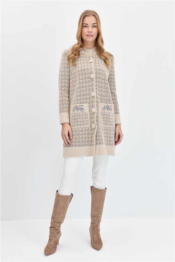 Женское длинное пальто на пуговицах с воротником-судьей