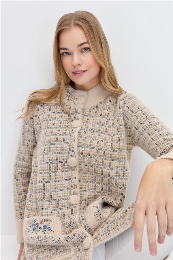 Женское длинное пальто на пуговицах с воротником-судьей