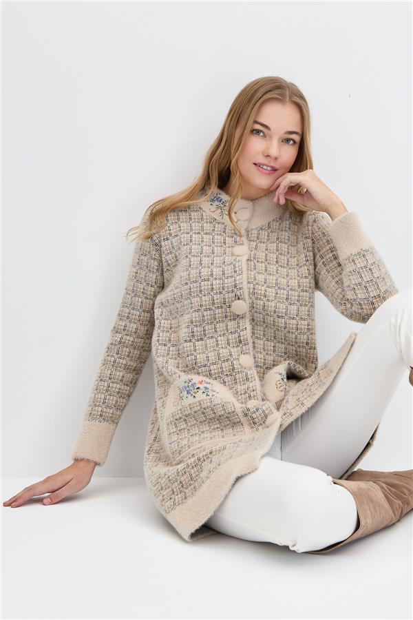 Женское длинное пальто на пуговицах с воротником-судьей