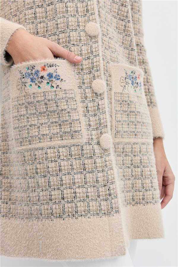 Женское длинное пальто на пуговицах с воротником-судьей