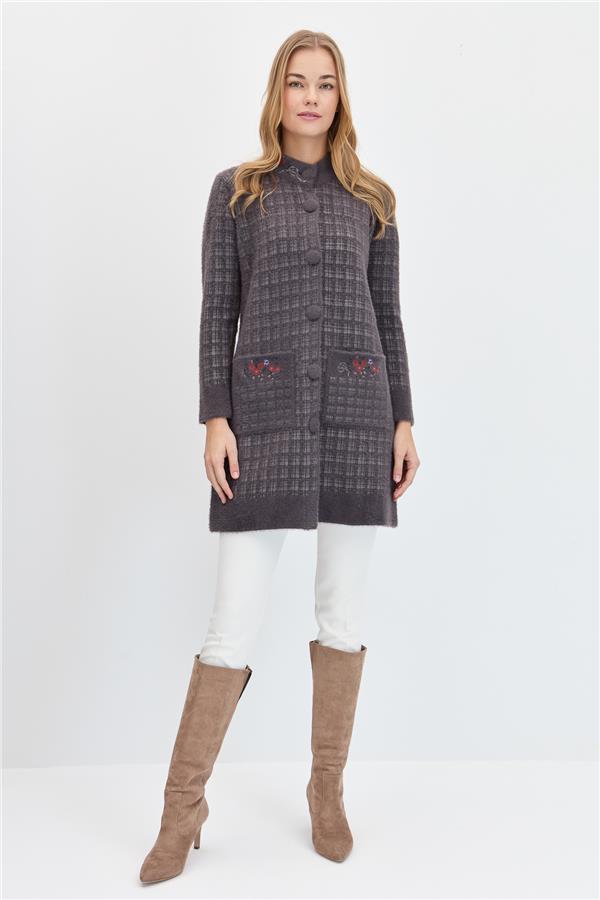 Женское длинное пальто на пуговицах с воротником-судьей