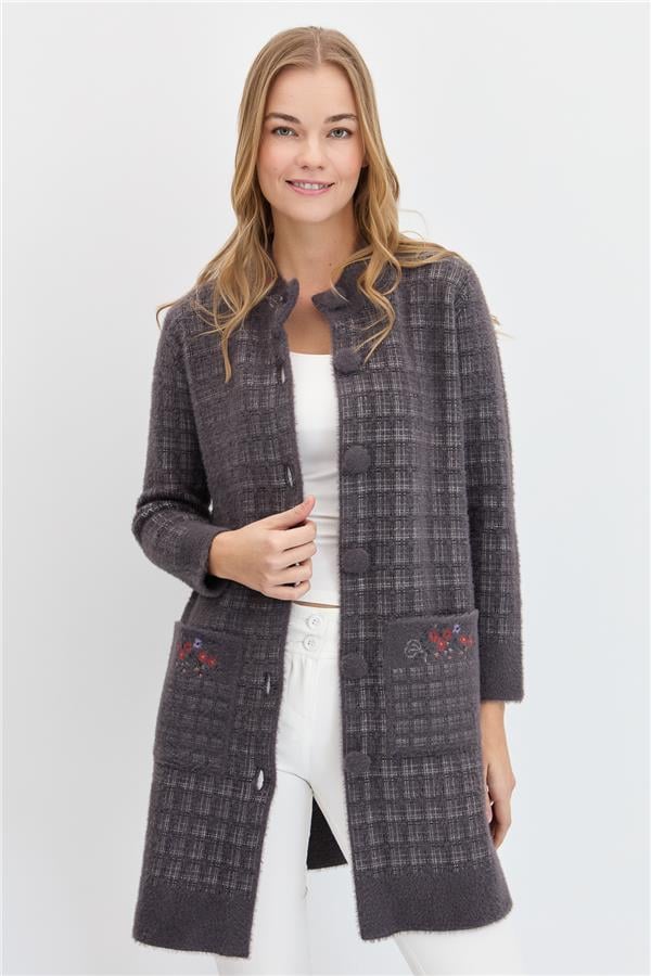 Женское длинное пальто на пуговицах с воротником-судьей