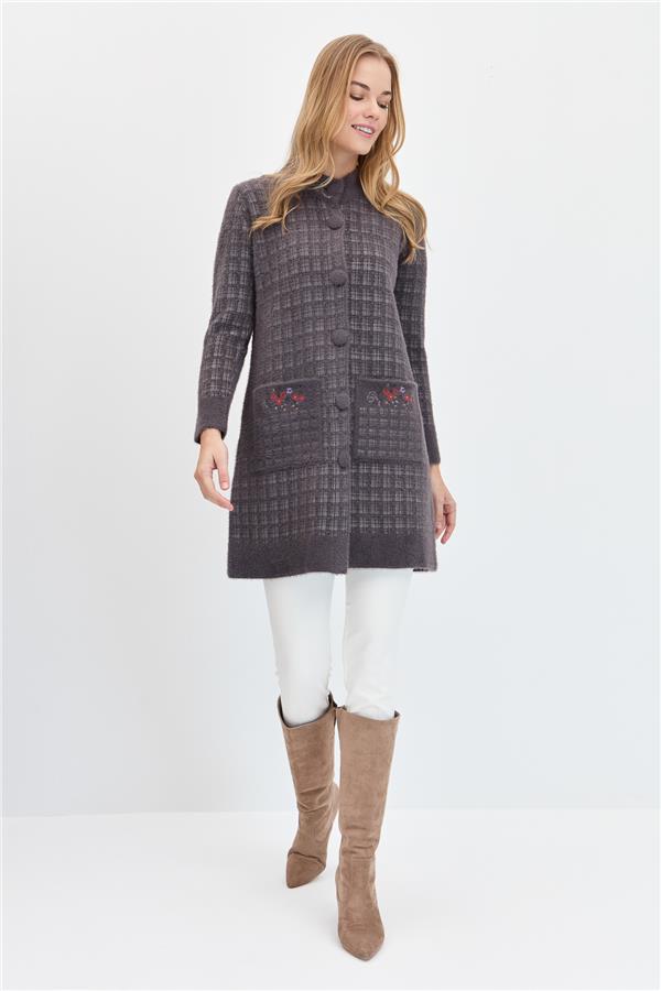 Женское длинное пальто на пуговицах с воротником-судьей