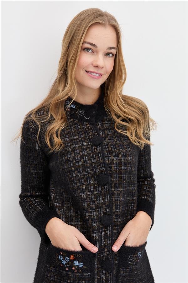 Женское длинное пальто на пуговицах с воротником-судьей