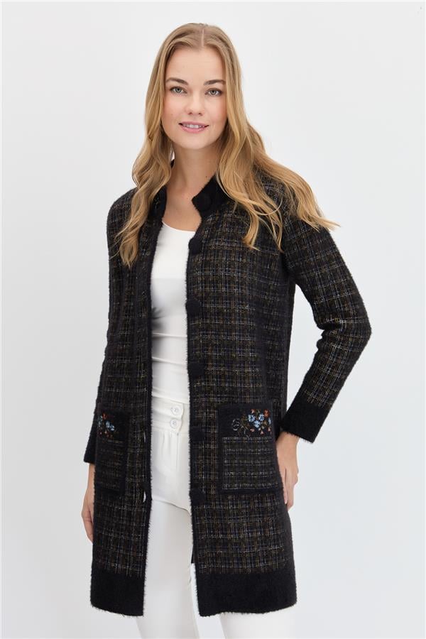 Женское длинное пальто на пуговицах с воротником-судьей