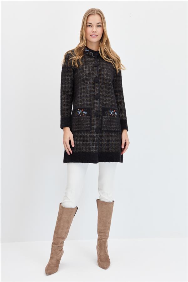 Женское длинное пальто на пуговицах с воротником-судьей