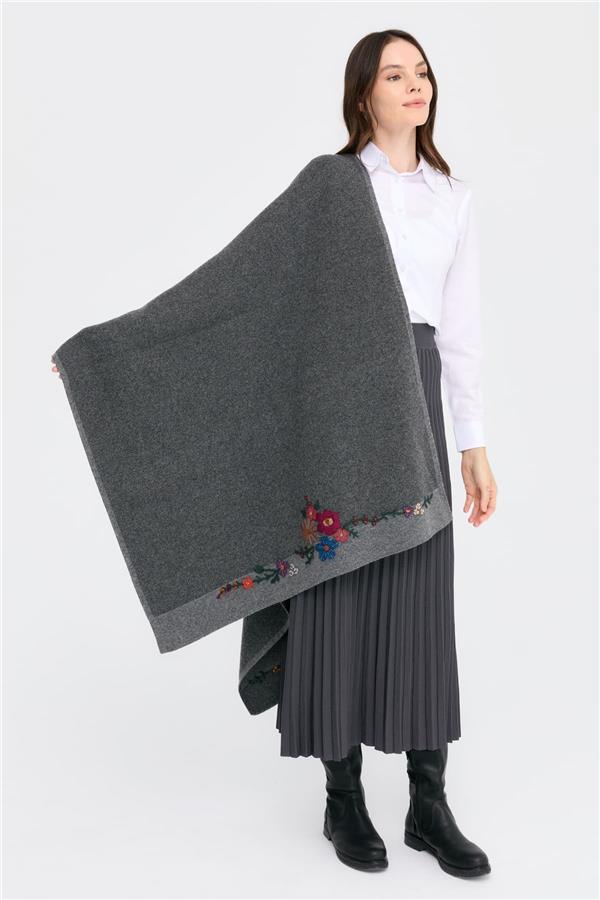 Kadın İki Kenarı Çiçek İşlemeli Yün Şal Füme