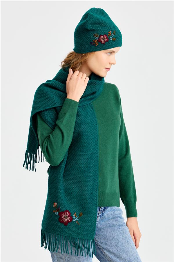 Женский шерстяной шарф с вышивкой зеленый