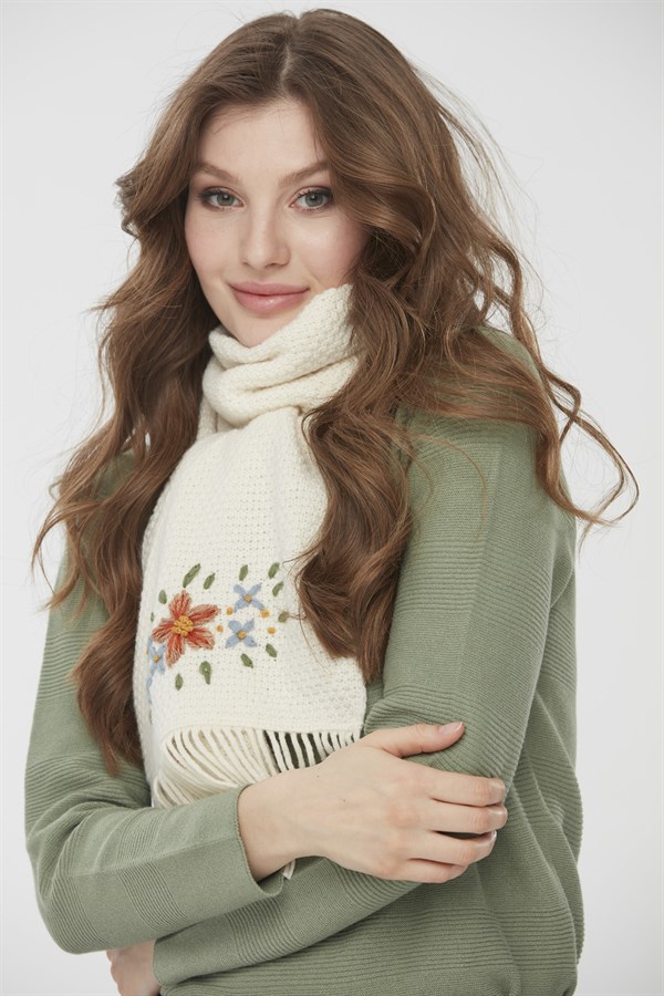 Женский шерстяной шарф с вышивкой кремовый
