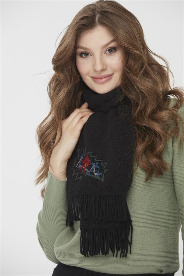 Женский шерстяной шарф с вышивкой черный