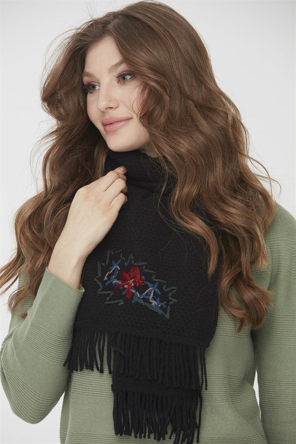 Женский шерстяной шарф с вышивкой черный