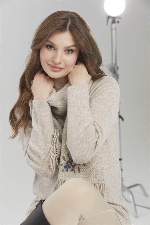 Женский шерстяной шарф с вышивкой бежевый