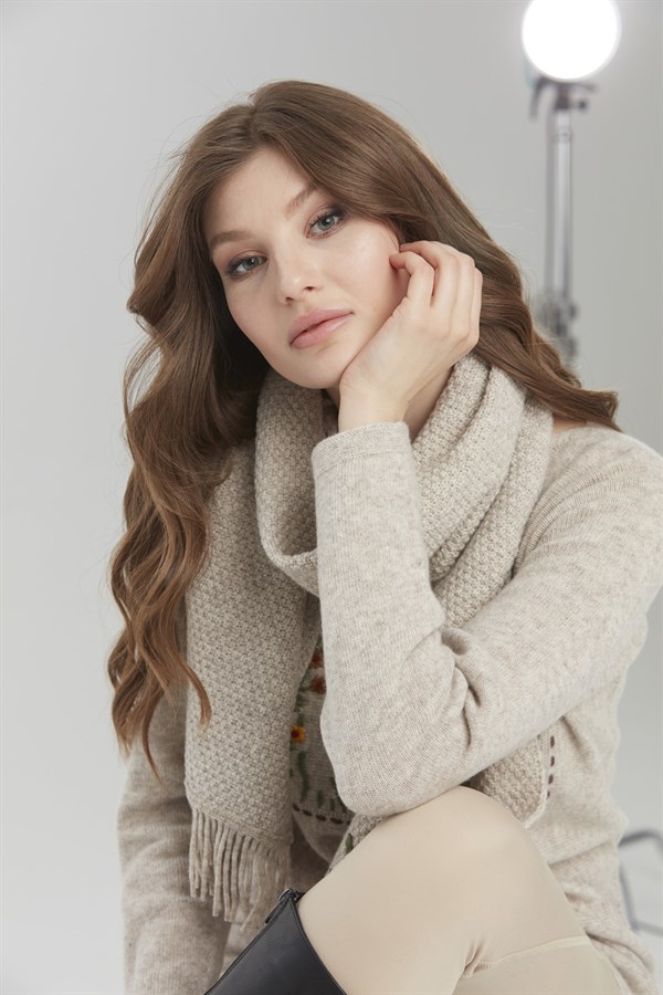 Женский шерстяной шарф с вышивкой бежевый