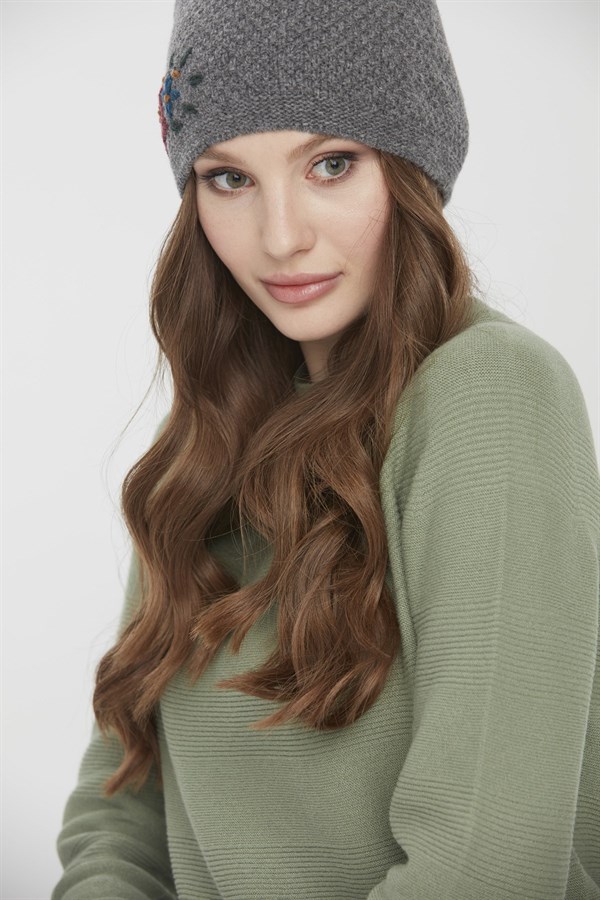 Женская шерстяная шапка с вышивкой темно дымчатая