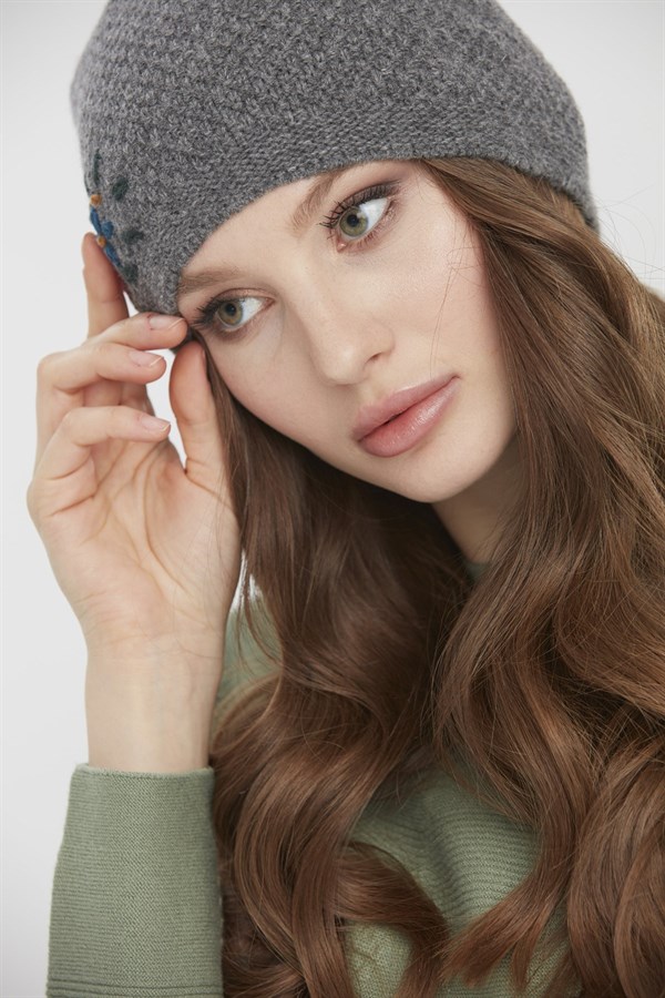 Женская шерстяная шапка с вышивкой темно дымчатая