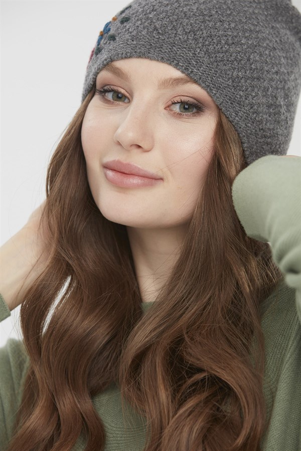 Женская шерстяная шапка с вышивкой темно дымчатая