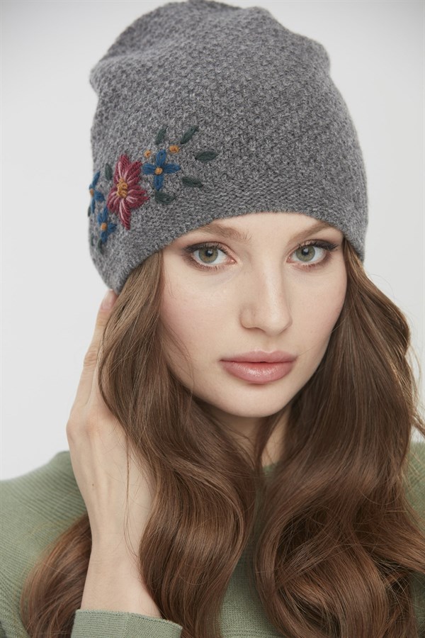 Женская шерстяная шапка с вышивкой темно дымчатая