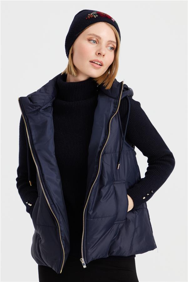 Женская шерстяная шапка с вышивкой ТЕМНО-СИНИЙ