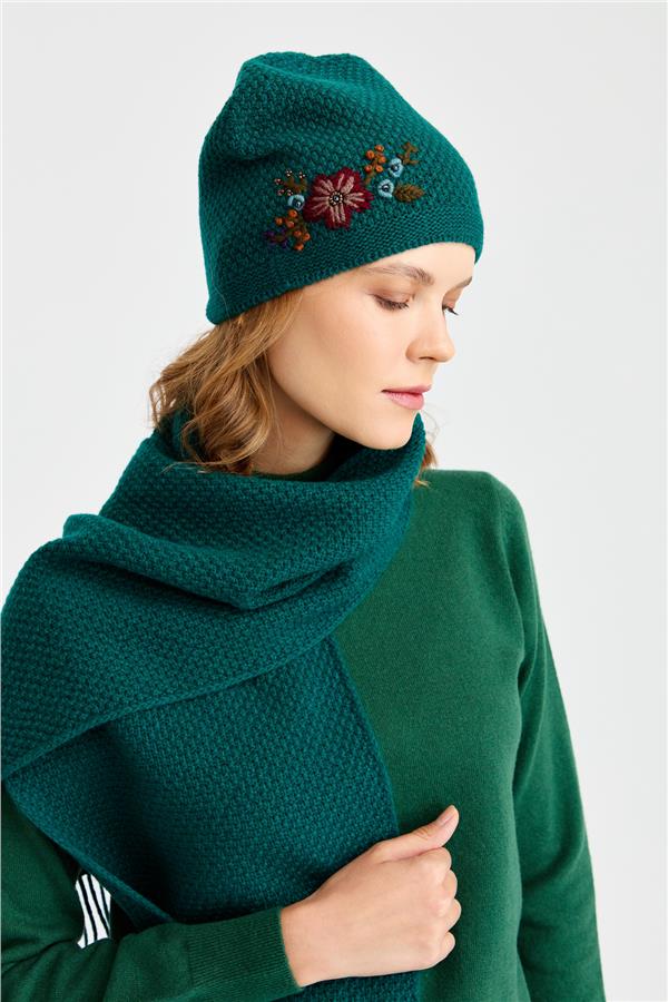 Женская шерстяная шапка с вышивкой зеленый