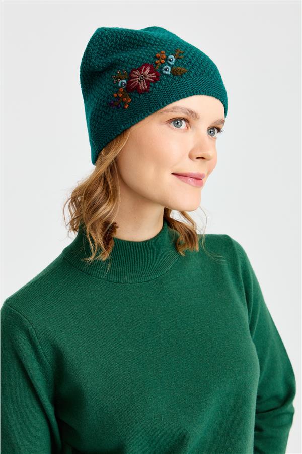 Женская шерстяная шапка с вышивкой зеленый