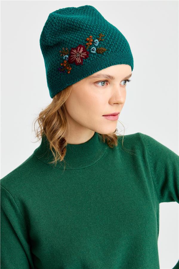 Женская шерстяная шапка с вышивкой зеленый