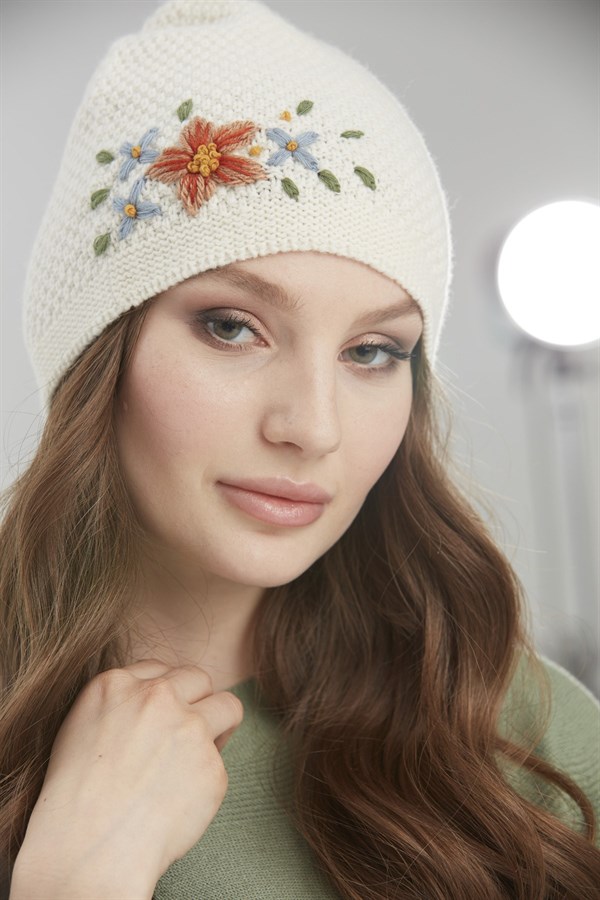 Женская шерстяная шапка с вышивкой молочная
