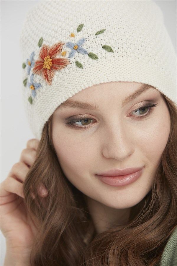 Женская шерстяная шапка с вышивкой молочная