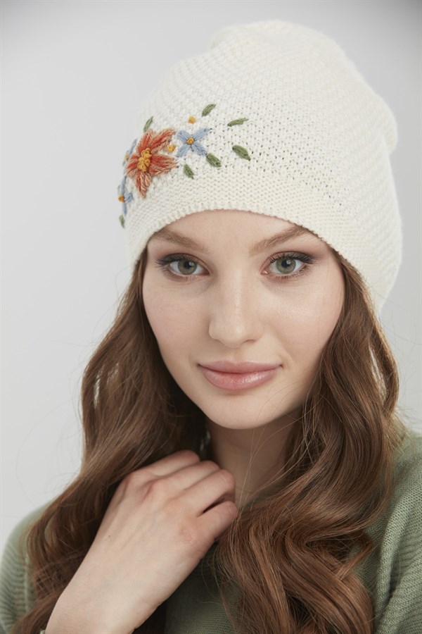 Женская шерстяная шапка с вышивкой молочная